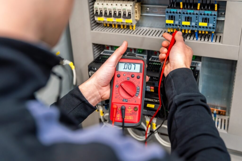 Įtampos matavimas multimetru elektros skyde